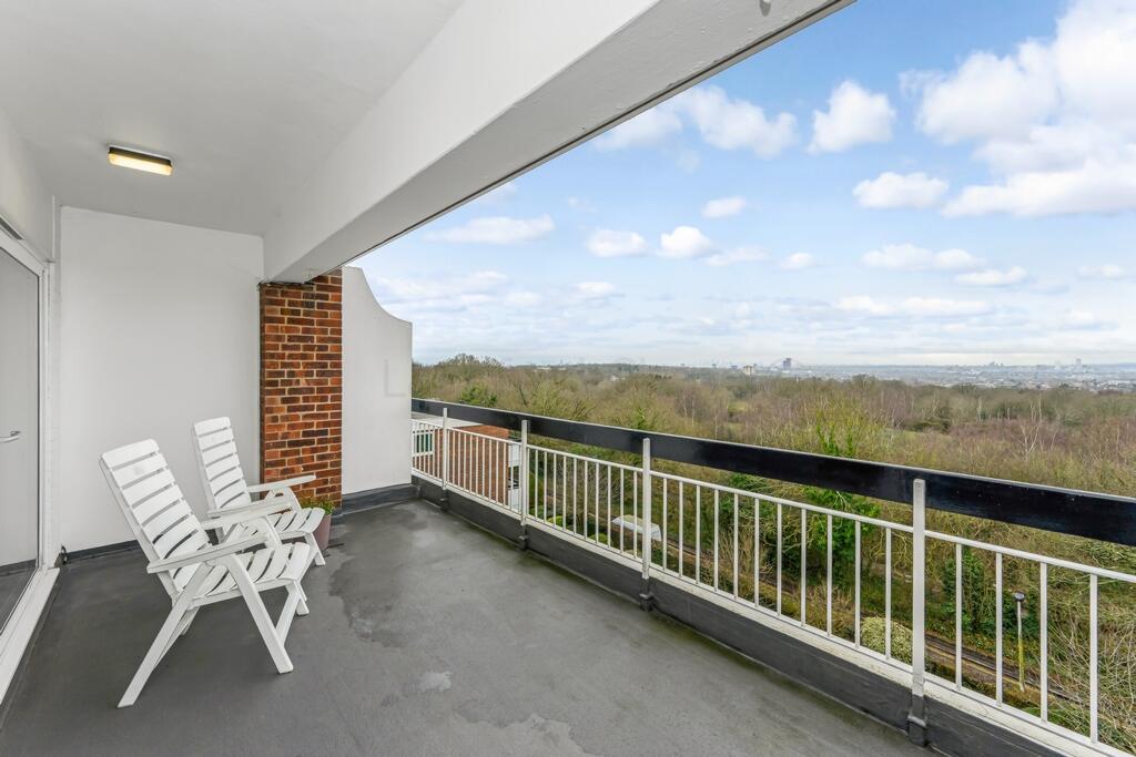 Apartment in Ilford - View 4