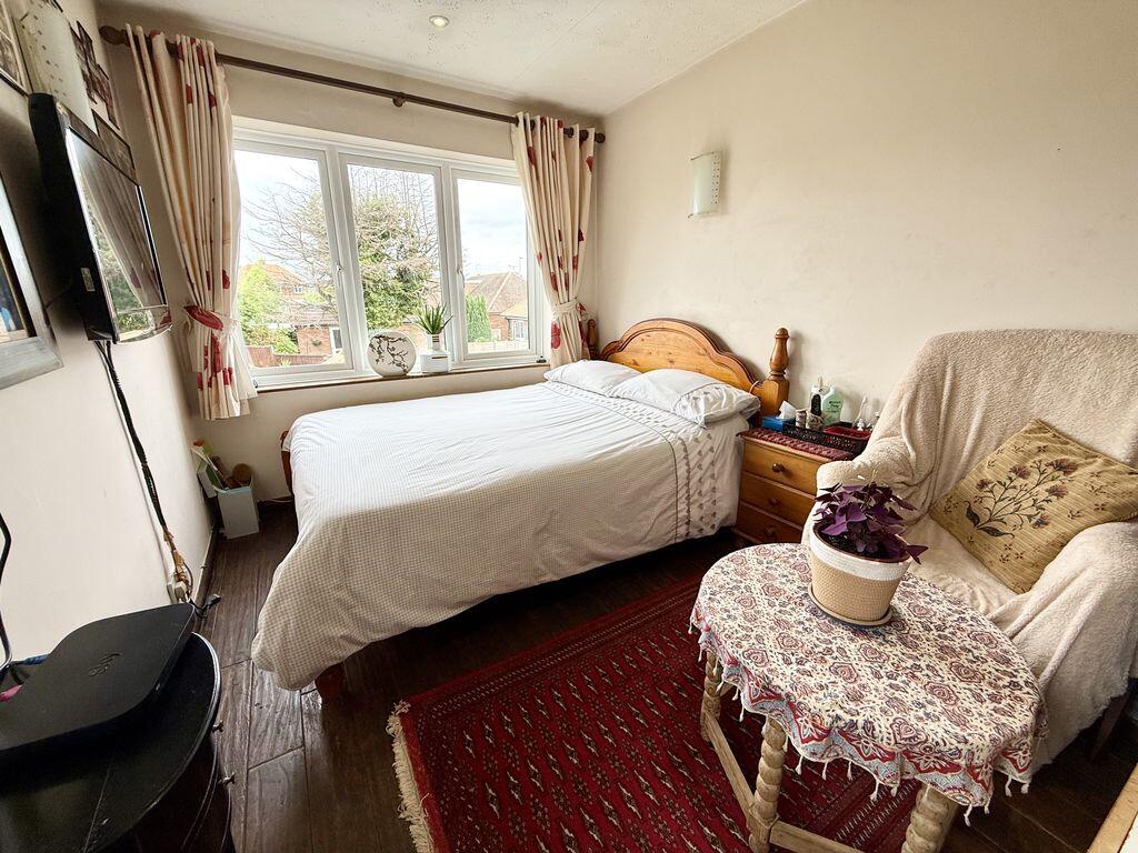 House in Houghton Regis, Central Bedfordshire - View 5
