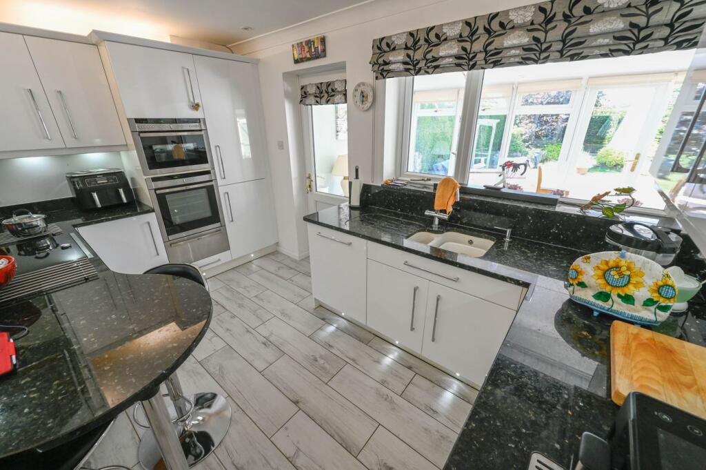 House in Hampreston, Canford Bottom, Colehill - More
