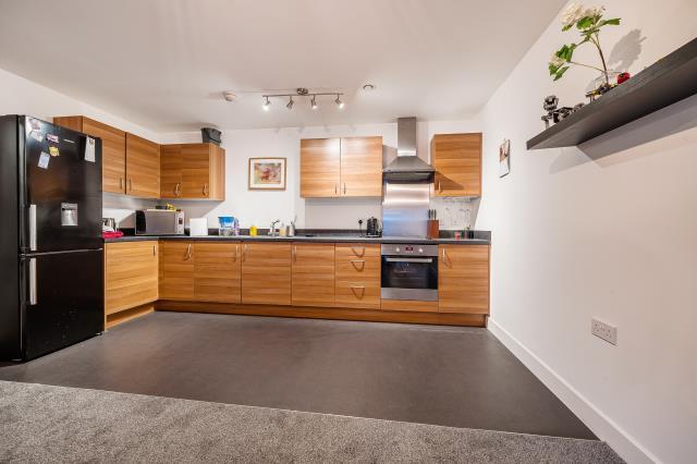 Apartment in Newbury, Greenham - View 3