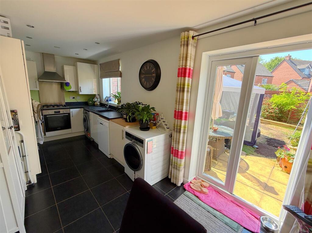 Wellington Avenue, Meon Vale, Stratford-Upon-Avon photo 3