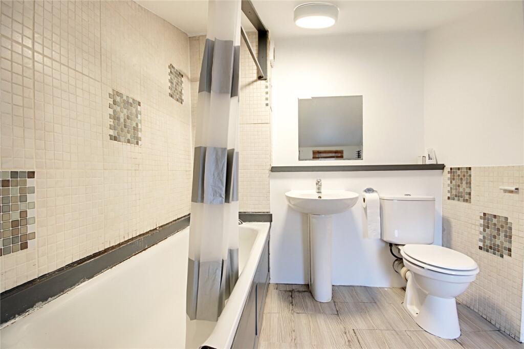 Apartment in Broxbourne, Waltham Cross - More