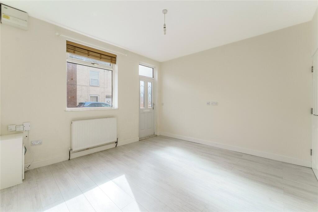 House in Wakefield, Featherstone - More