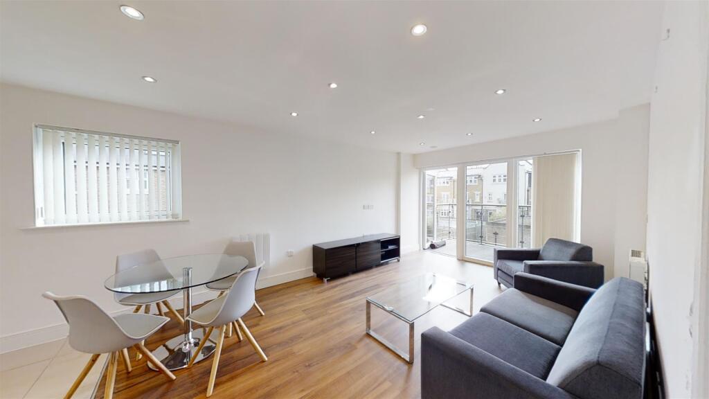 Main image of property: 89 Roehampton Lane, Roehampton, SW15 5FN