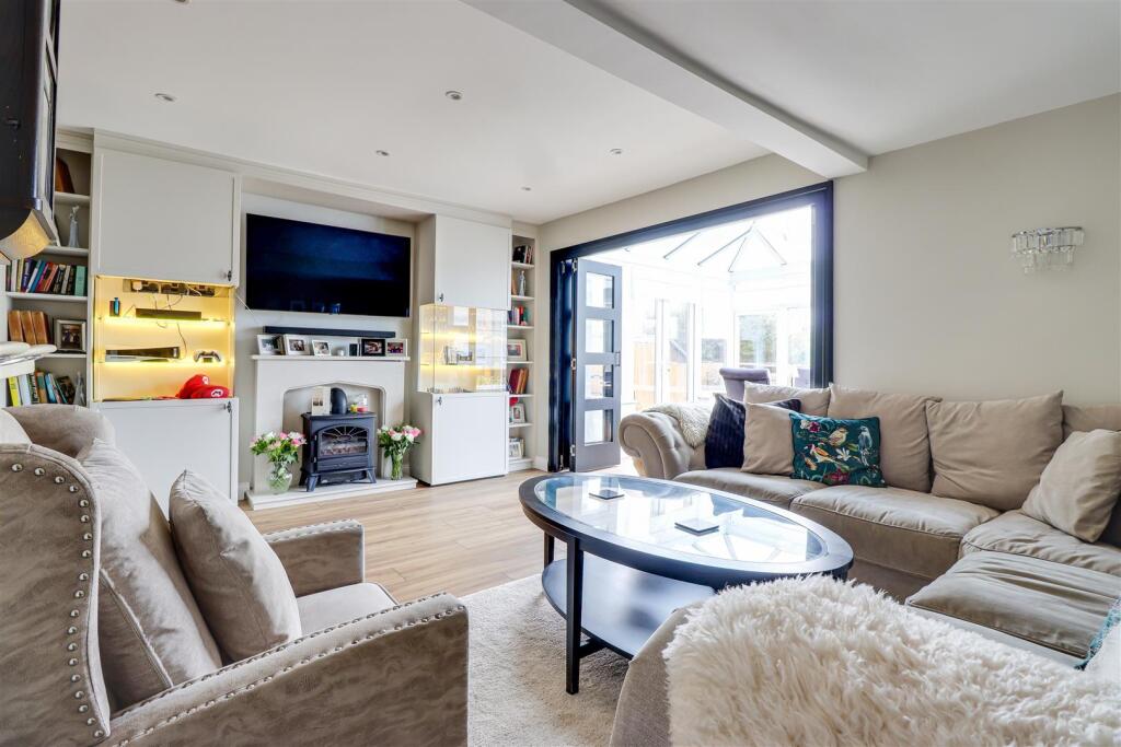 * ANNEX BUNGALOW ATTACHED * Bonchurch Avenue, Leigh-on-Sea photo 3