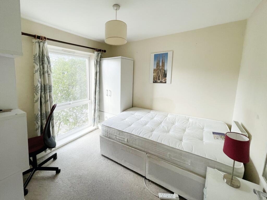Charlbury Lane, Basingstoke, RG24 photo 5