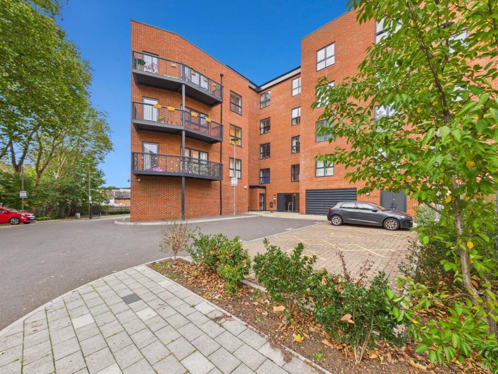 Pitcher Lane, Ashford, Surrey, TW15 photo 3