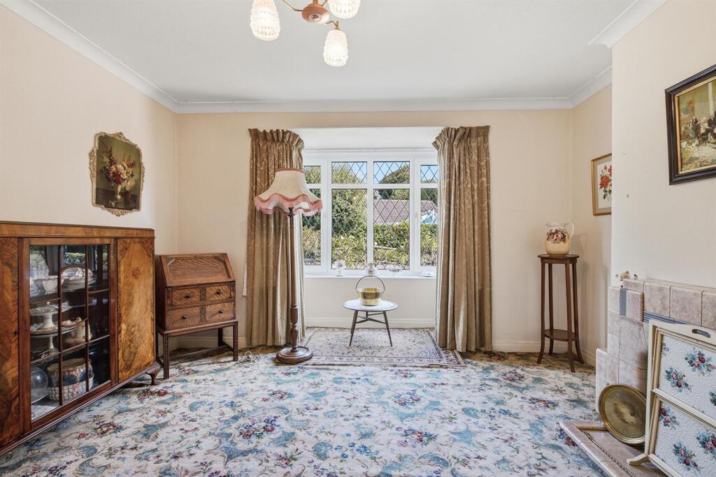 House in Huddersfield, Gawthorpe Green, Kirkheaton - More