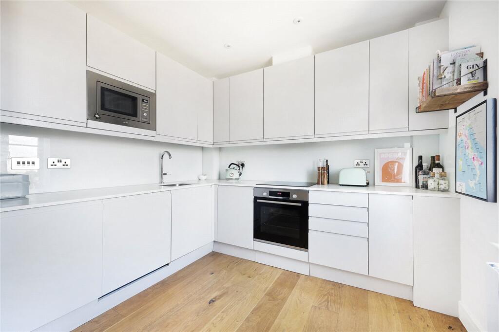 Apartment in London, Leytonstone - View 3
