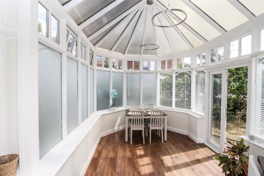 Apartment in Southend-on-Sea, Essex - View 4