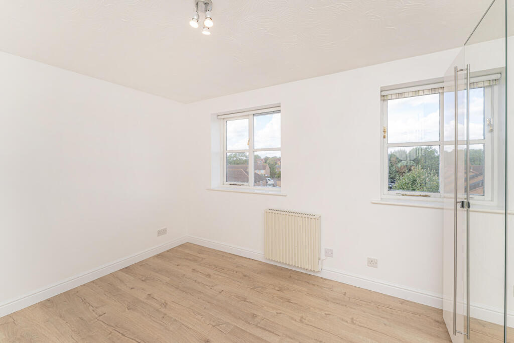 Apartment in Enfield, Enfield Island Village, London Borough of Enfield - More