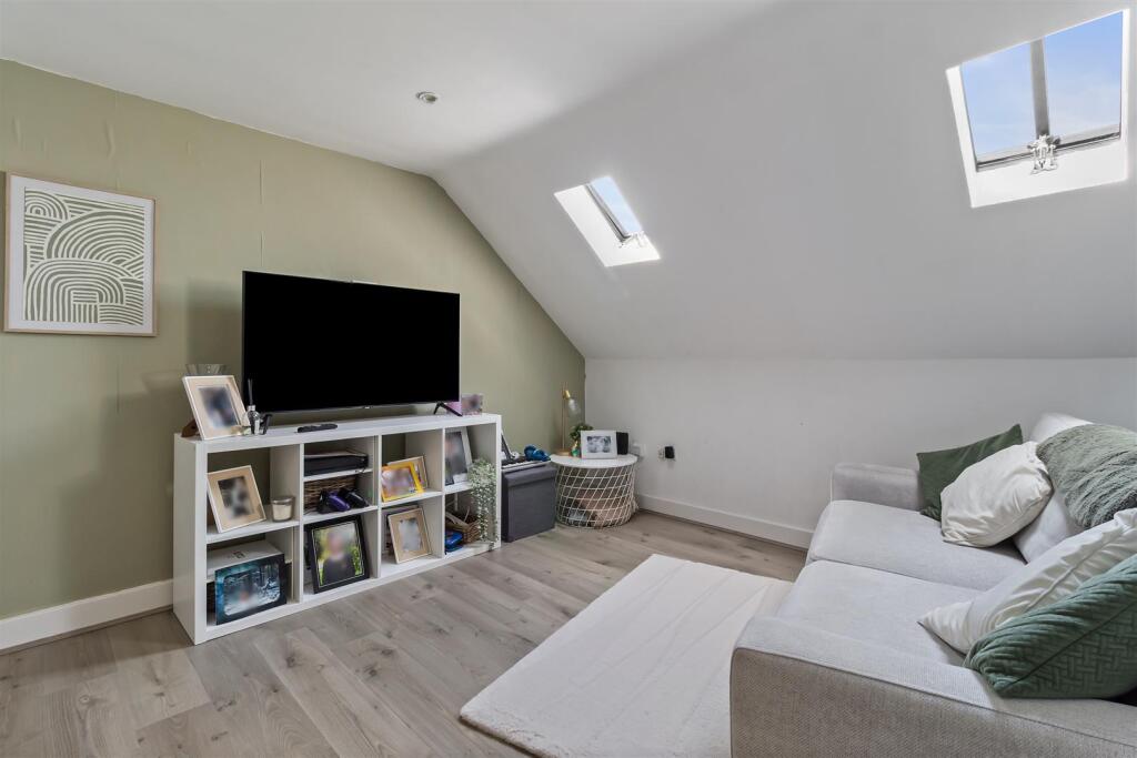 Apartment in Worthing, West Sussex - View 2