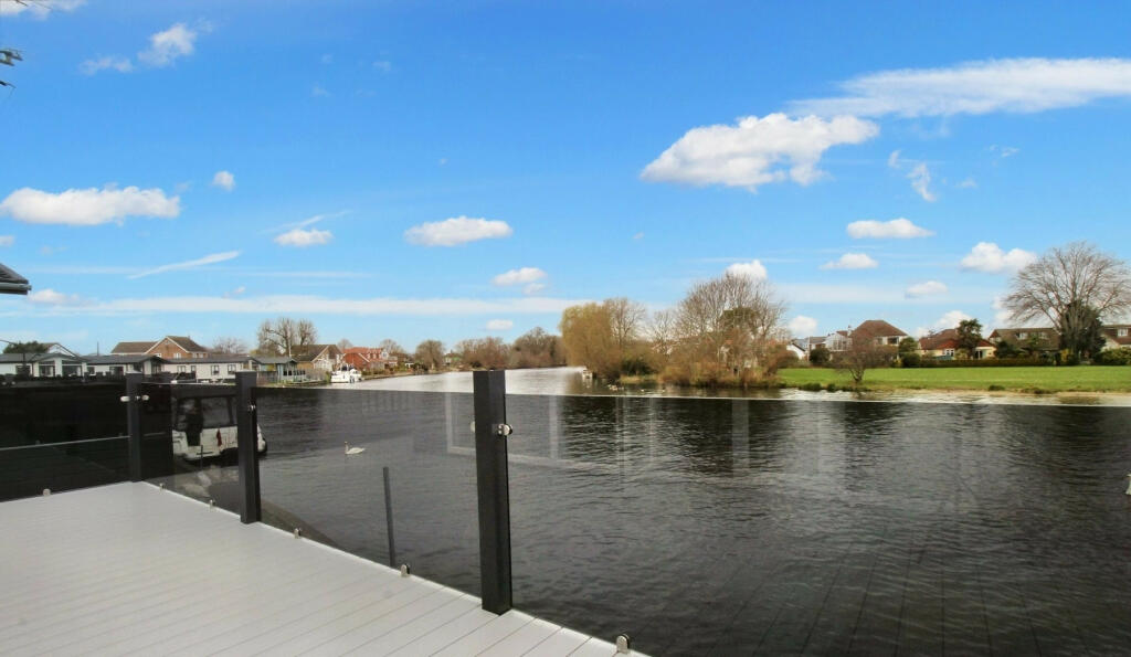 2-bed caravan on Staines-upon-Thames, Surrey, TW18, £485,000