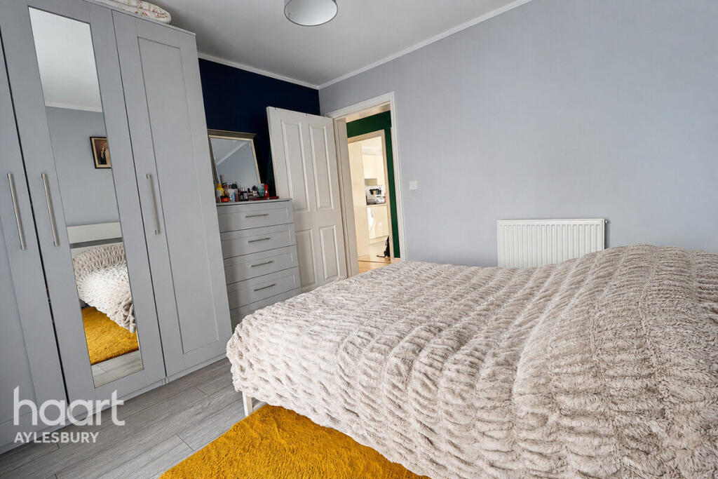 Apartment in Aylesbury, Berryfields - More