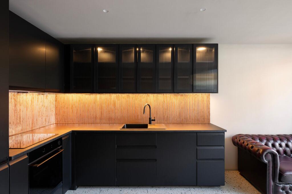 House in Croydon - More