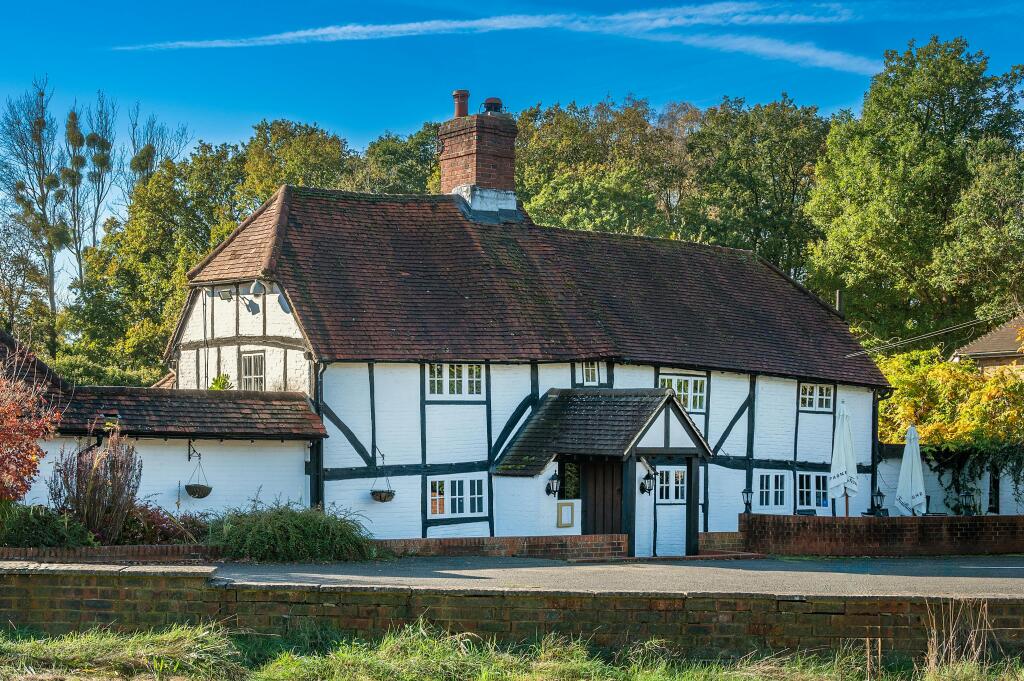 OWEN ISHERWOOD_165 WINDSOR ROAD CHOBHAM GU24 8QS_003.jpg