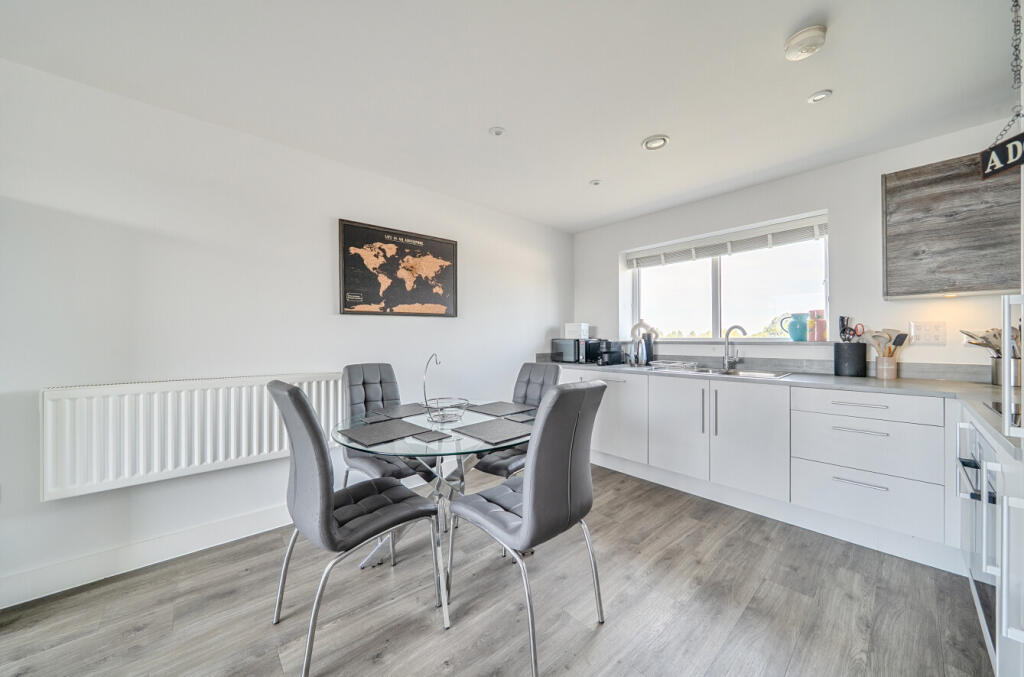 Apartment in Kingston upon Thames - View 3