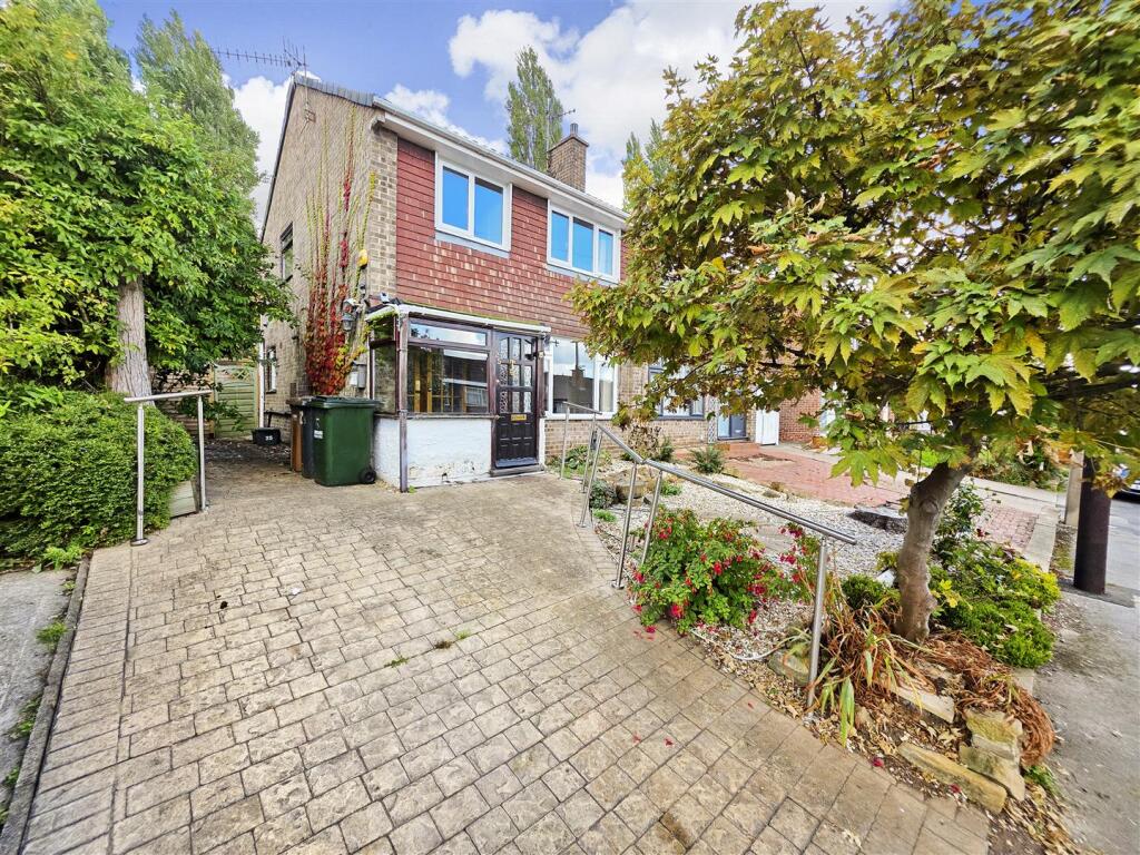 3-bed semi-detached on Hunter Road, Arnold, Nottingham, £220,000