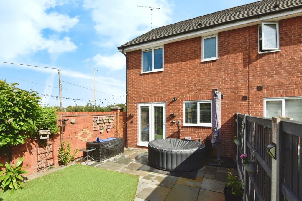Crown Drive, Malkins Bank, Sandbach, Cheshire, CW11 photo 2