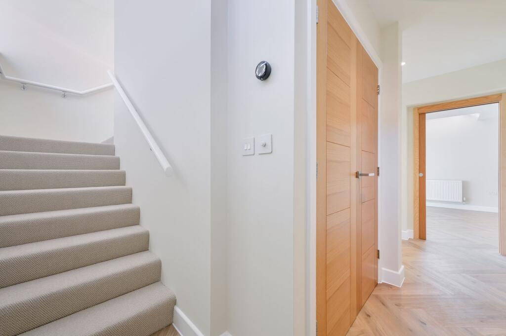 House in Epsom and Ewell, Stoneleigh - More