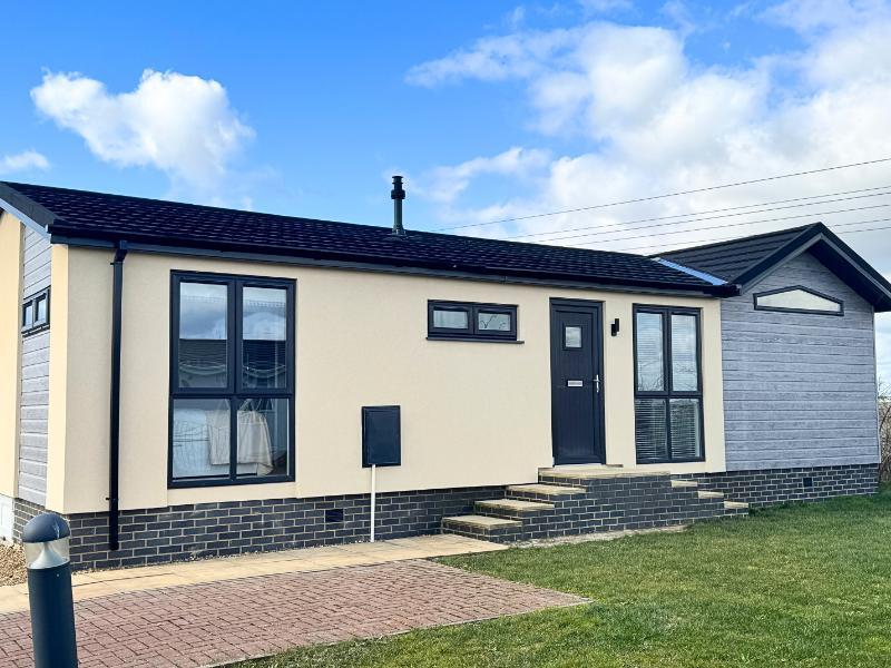 2-bed caravan on 83 Clifton Park, Clifton Park, New Road, Clifton, Bedfordshire, SG17 5SJ, £325,000