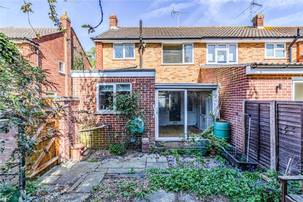 House in Woking, Byfleet - More