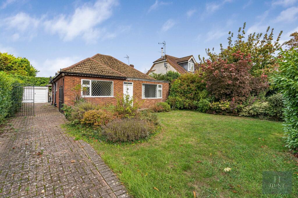 Main image of property: Thame Road, Haddenham, Aylesbury, Buckinghamshire, HP17