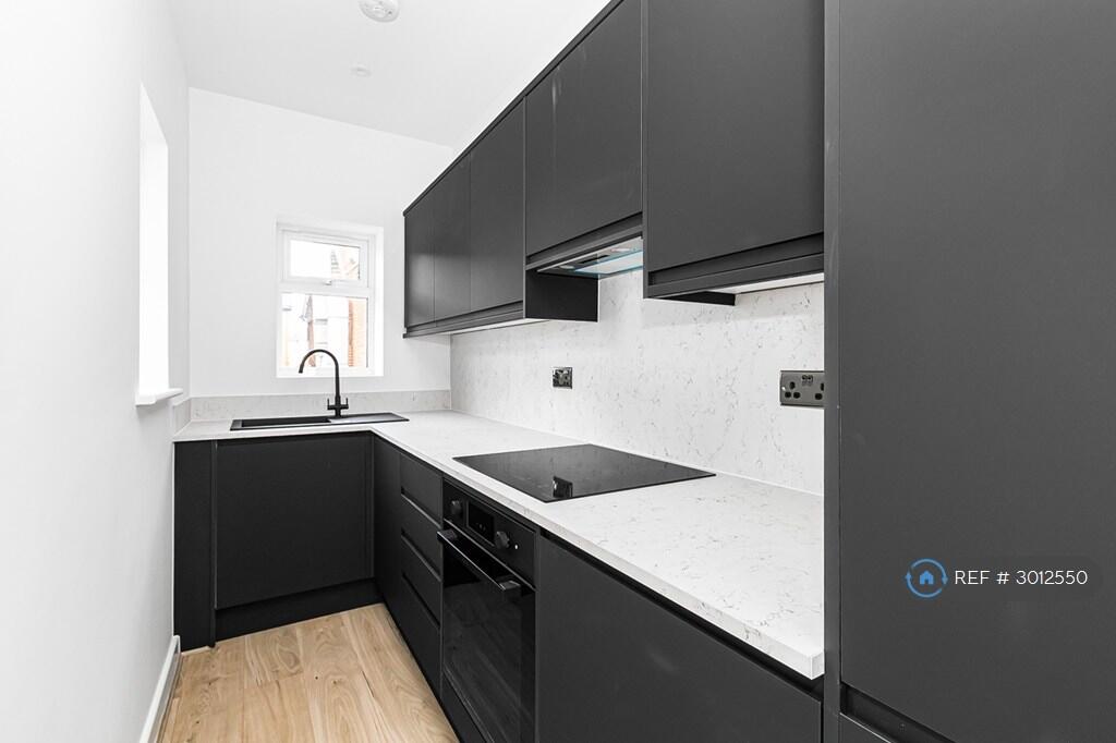 Apartment in Runnymede, Addlestone - View 5