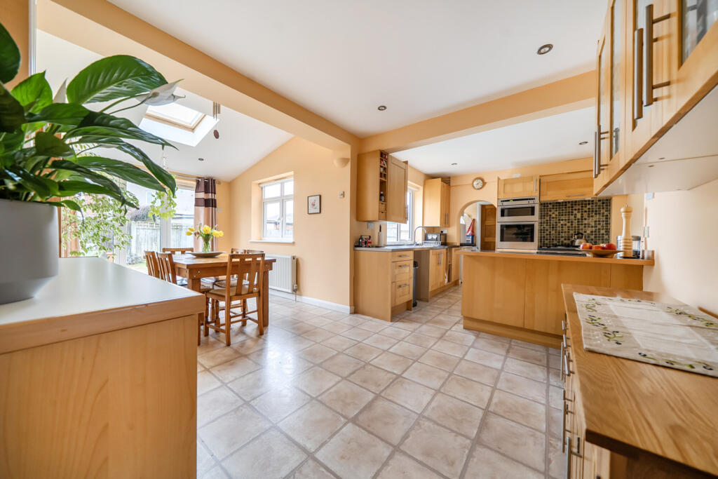 Almond Close, Bromley photo 3