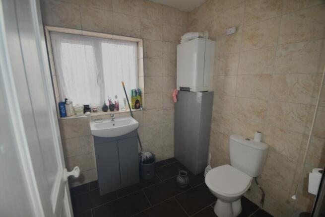 2 howley grange bathroom 2.JPG