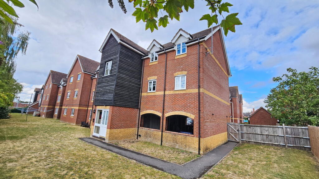 Main image of property: Harbury Court, Newbury RG14 7NQ