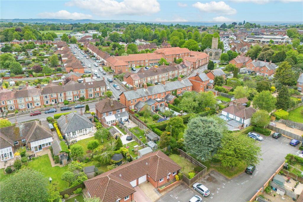 Meadow Drive, Devizes, Wiltshire, SN10 photo 4
