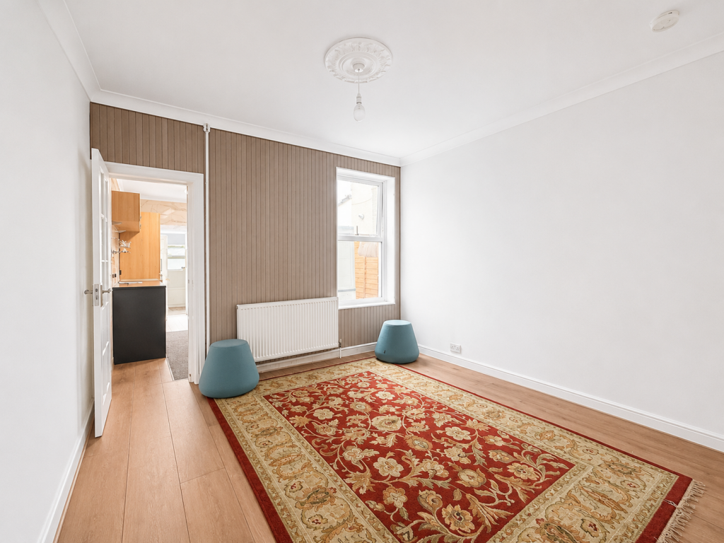 House in Luton - View 4
