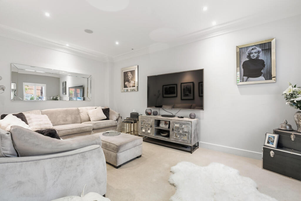House in Slough - View 2