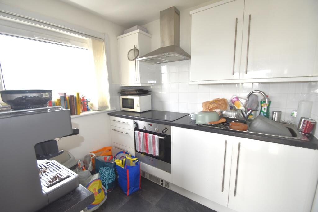 Apartment in East Kilbride, Whitemoss, The Village - View 4