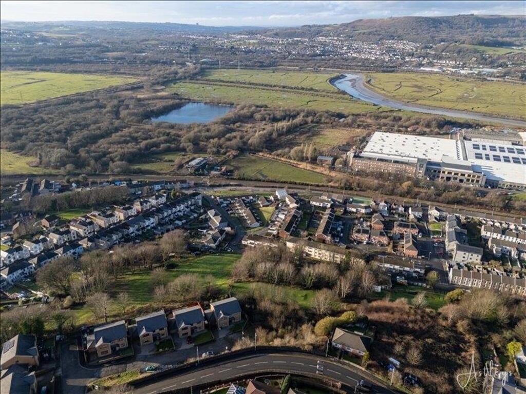 House in Neath - View 5