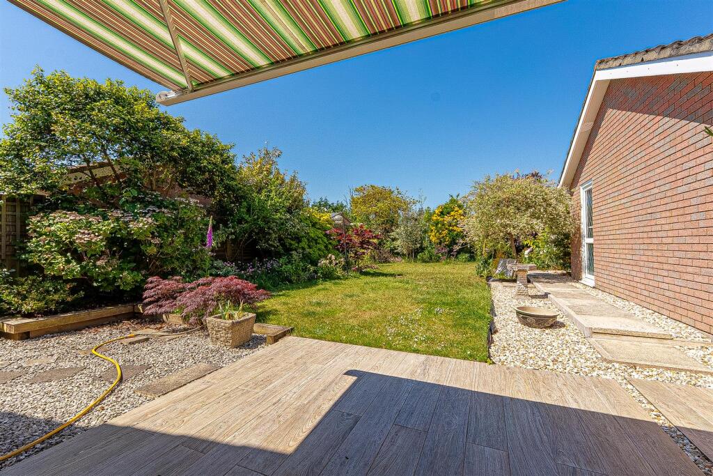 Laburnum Close, Verwood photo 4
