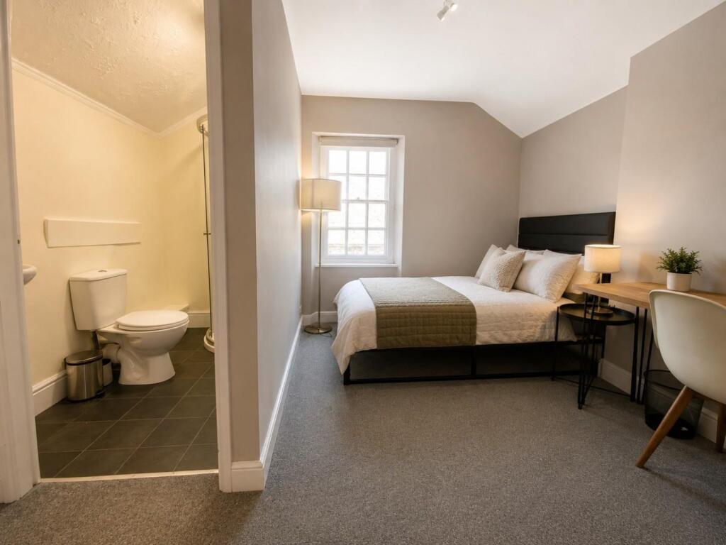 Main image of property: En-suite Room, 6a Paiges Lane, Barnstaple