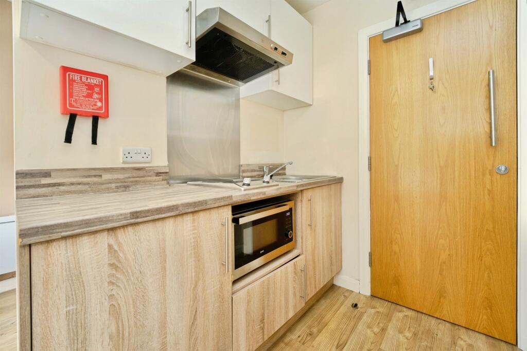 Apartment in Leeds, West Yorkshire - View 2