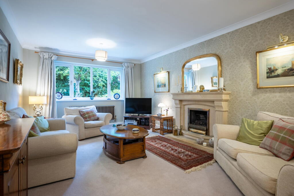 House in Farthinghoe, West Northamptonshire - More