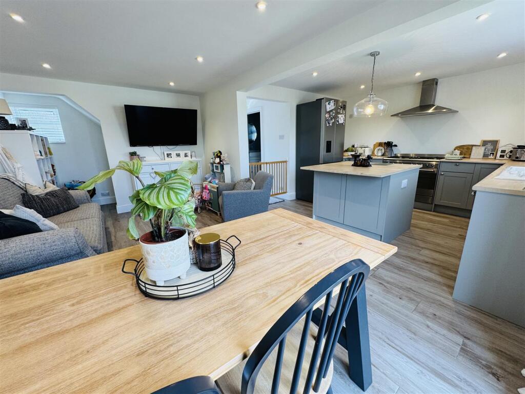 3-bed semi-detached on Elmcroft Road, Ipswich, £250,000
