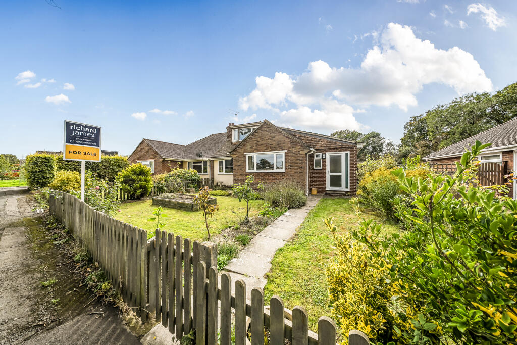 4-bed semi-detached on Wharf Road, Wroughton, Swindon, SN4, £350,000