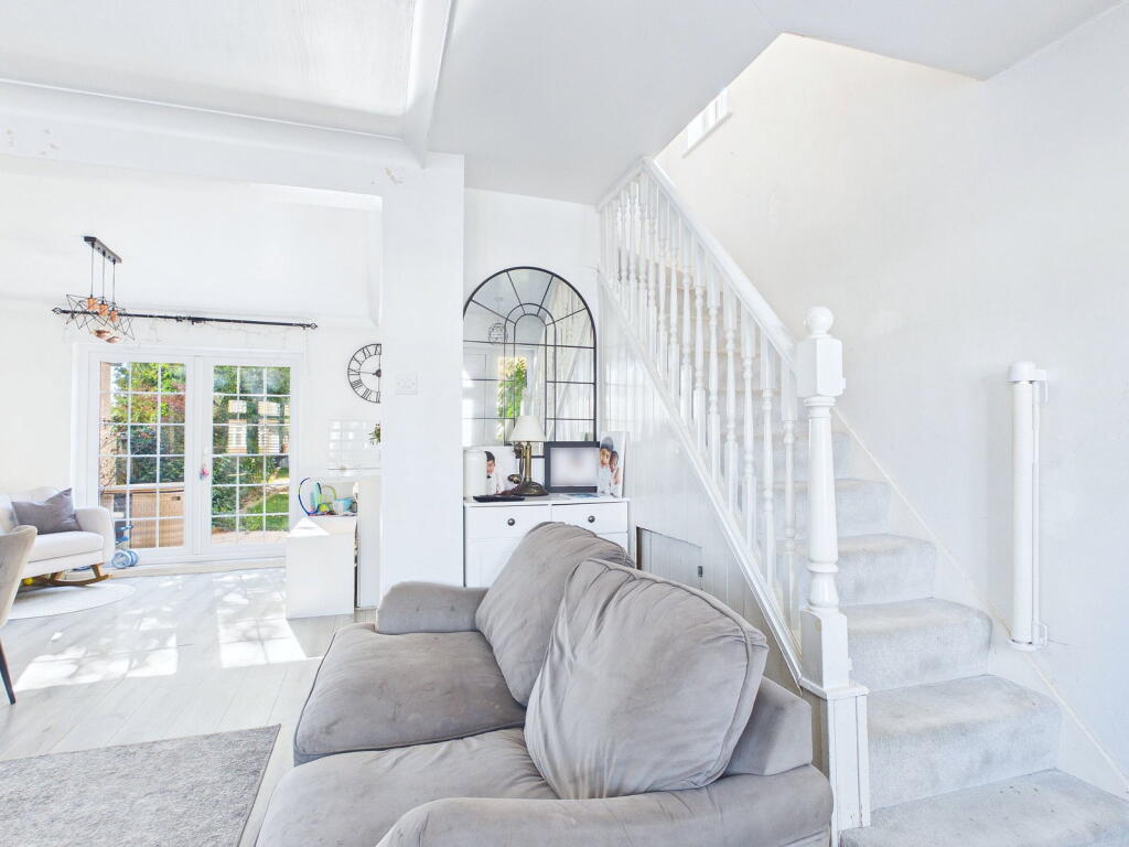 House in Watford, Kingswood - View 3