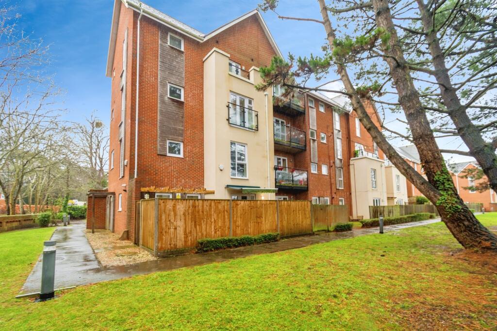 3-bed flat on Archers Road, Southampton, £290,000