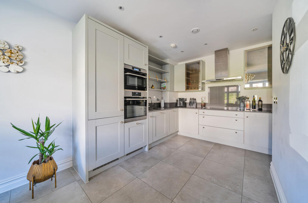 House in Mole Valley, Surrey - View 3