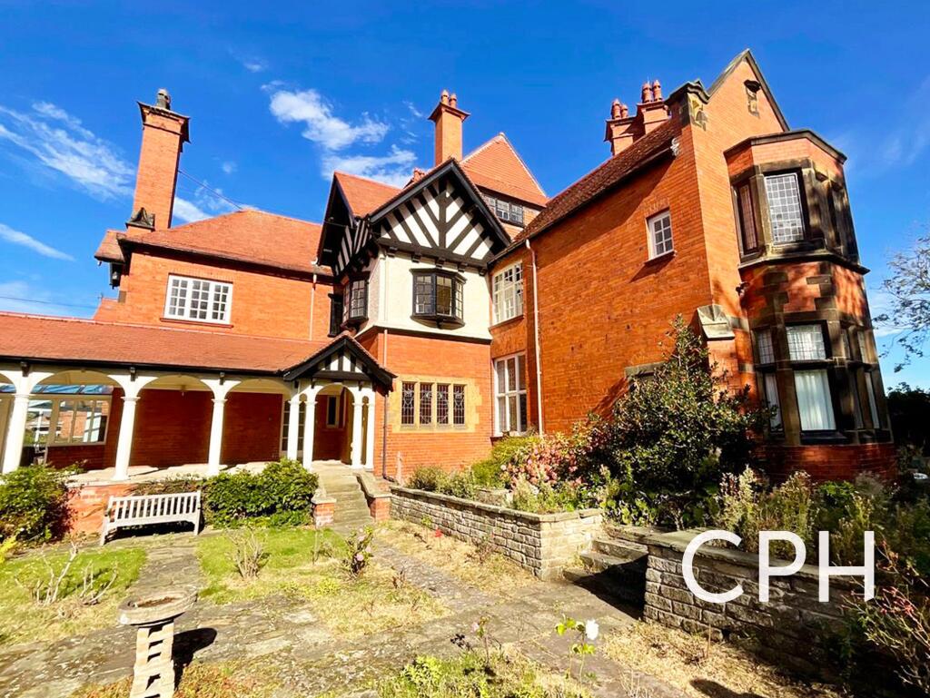 Main image of property: 26 Holbeck Hill, Scarborough, YO11