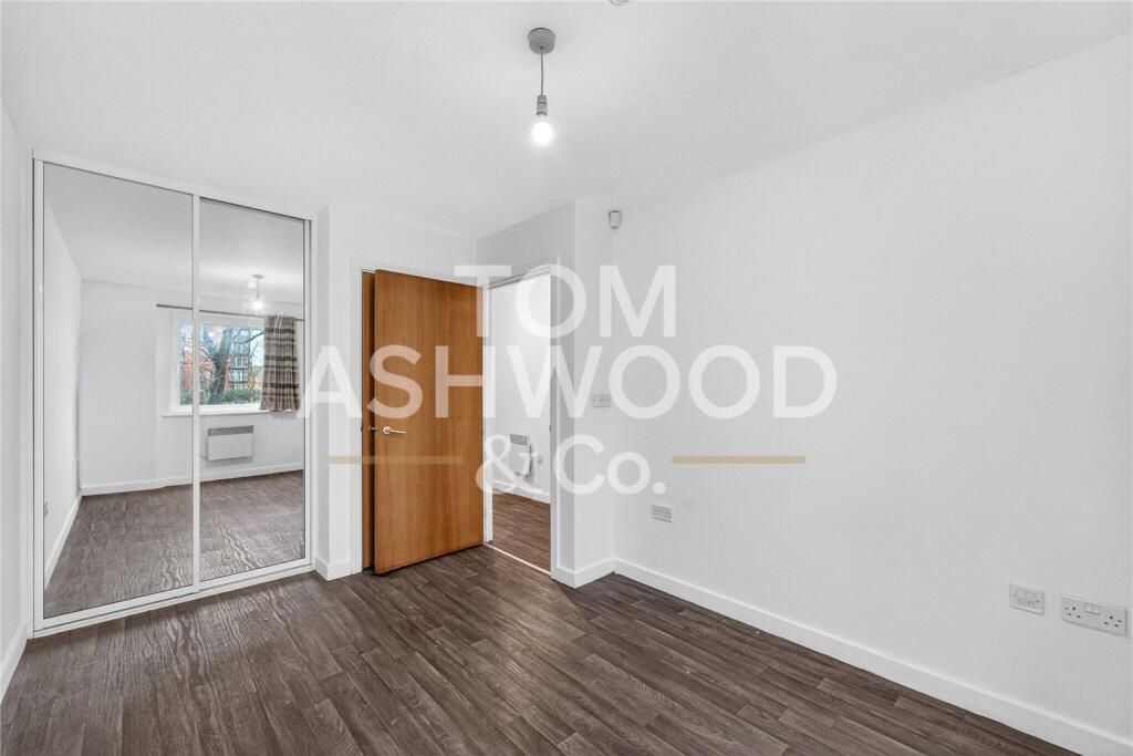 Apartment in Ilford - More