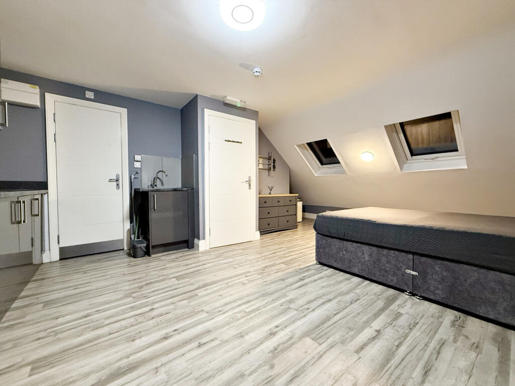 1-bed house on The Crossways, Hounslow, TW5, £1,000/mo