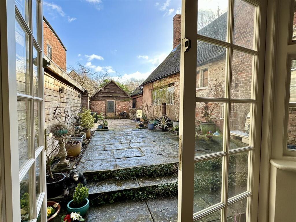 3 Church Street, Alcester photo 4