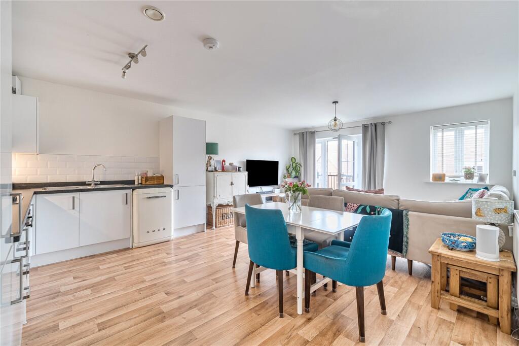 Apartment in Elmbridge, Hersham - View 3